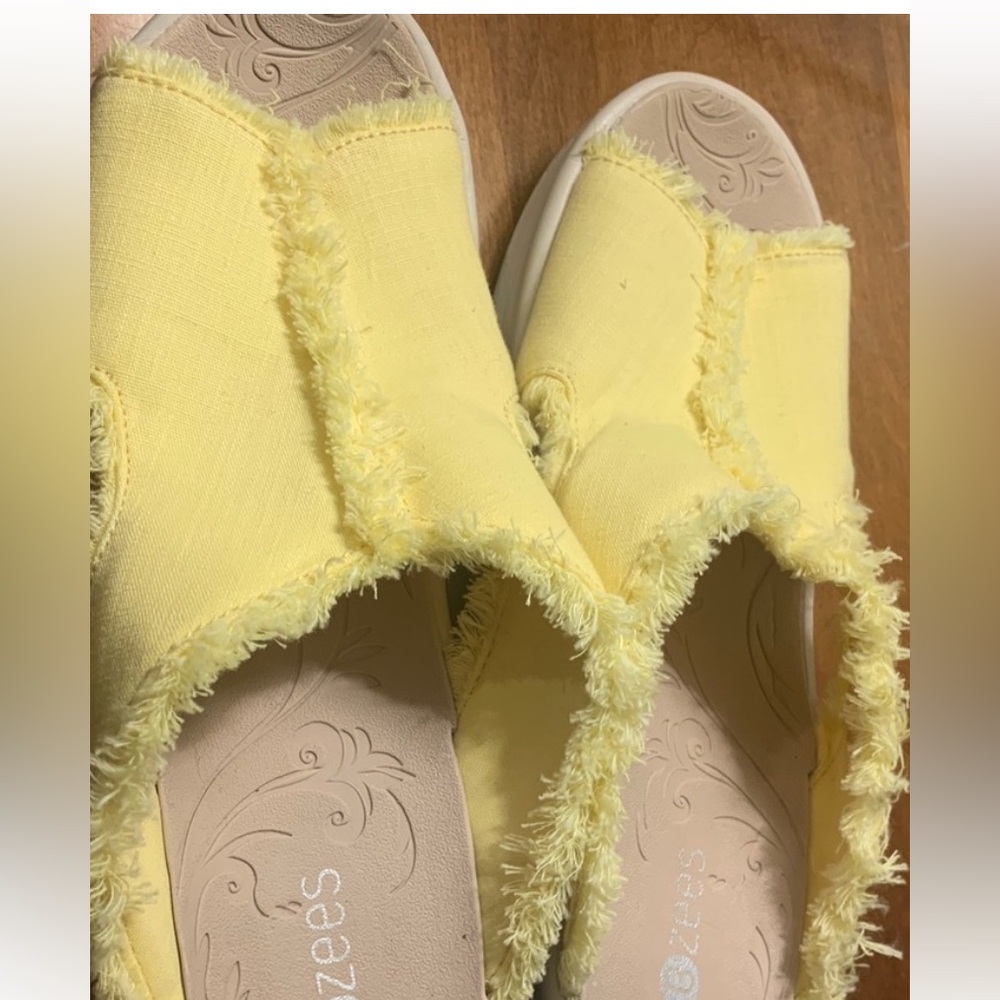 Bzees Yellow Frayed Women's Sandals